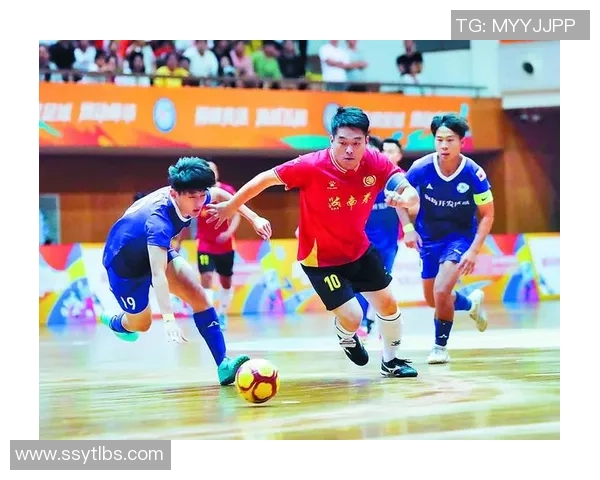 球星驾车闯入足球赛场引热议 意外瞬间成为全场焦点